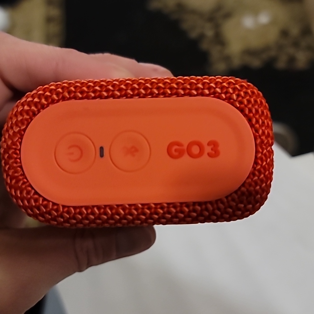 JBL GO3 waterproof Bluetooth speaker in red - Picture 4 of 5